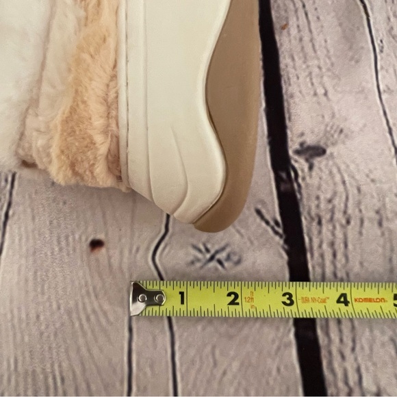 NWT Katy Perry The Fuzz fur low-top sneakers in white/nude 7 1/2 - Picture 8 of 8